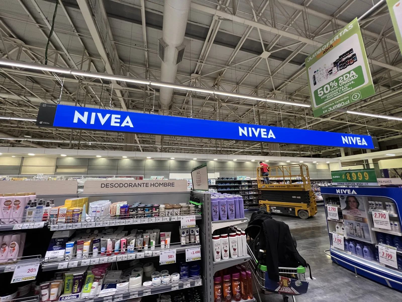 Pantalla LED lineal en sala de ventas, Jumbo