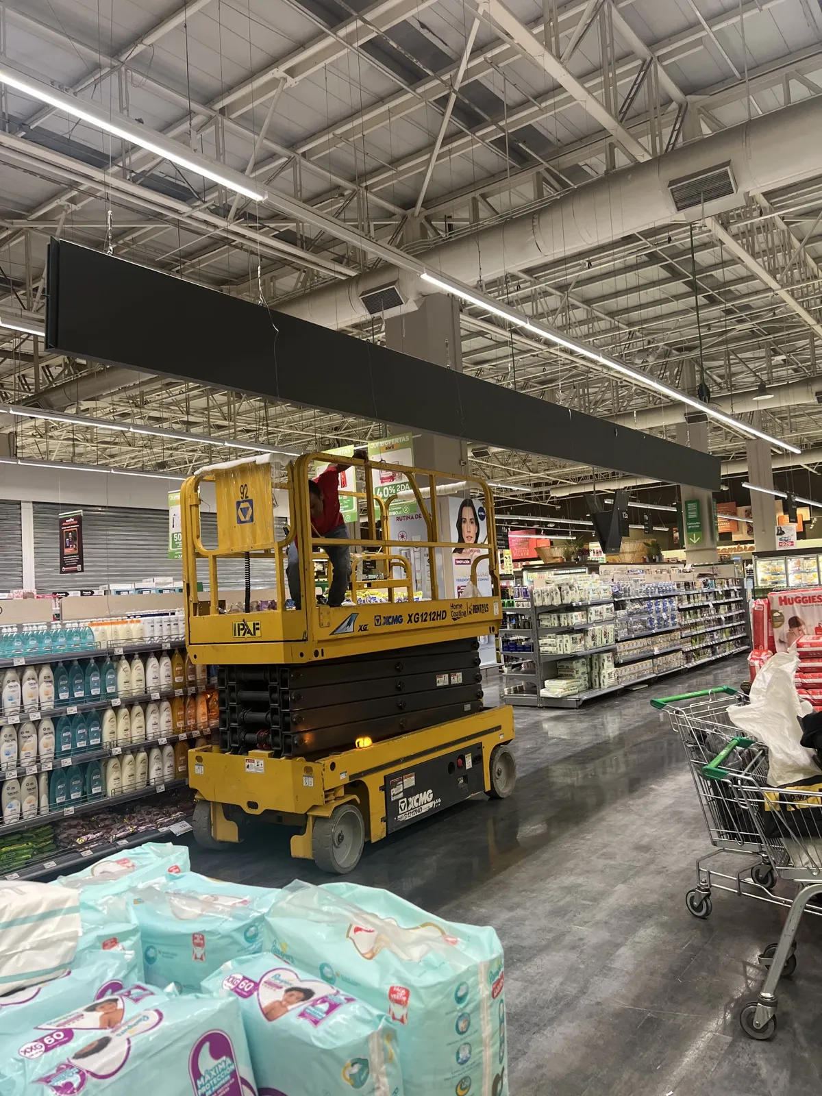 Jumbo: Pantalla LED lineal en sala de ventas