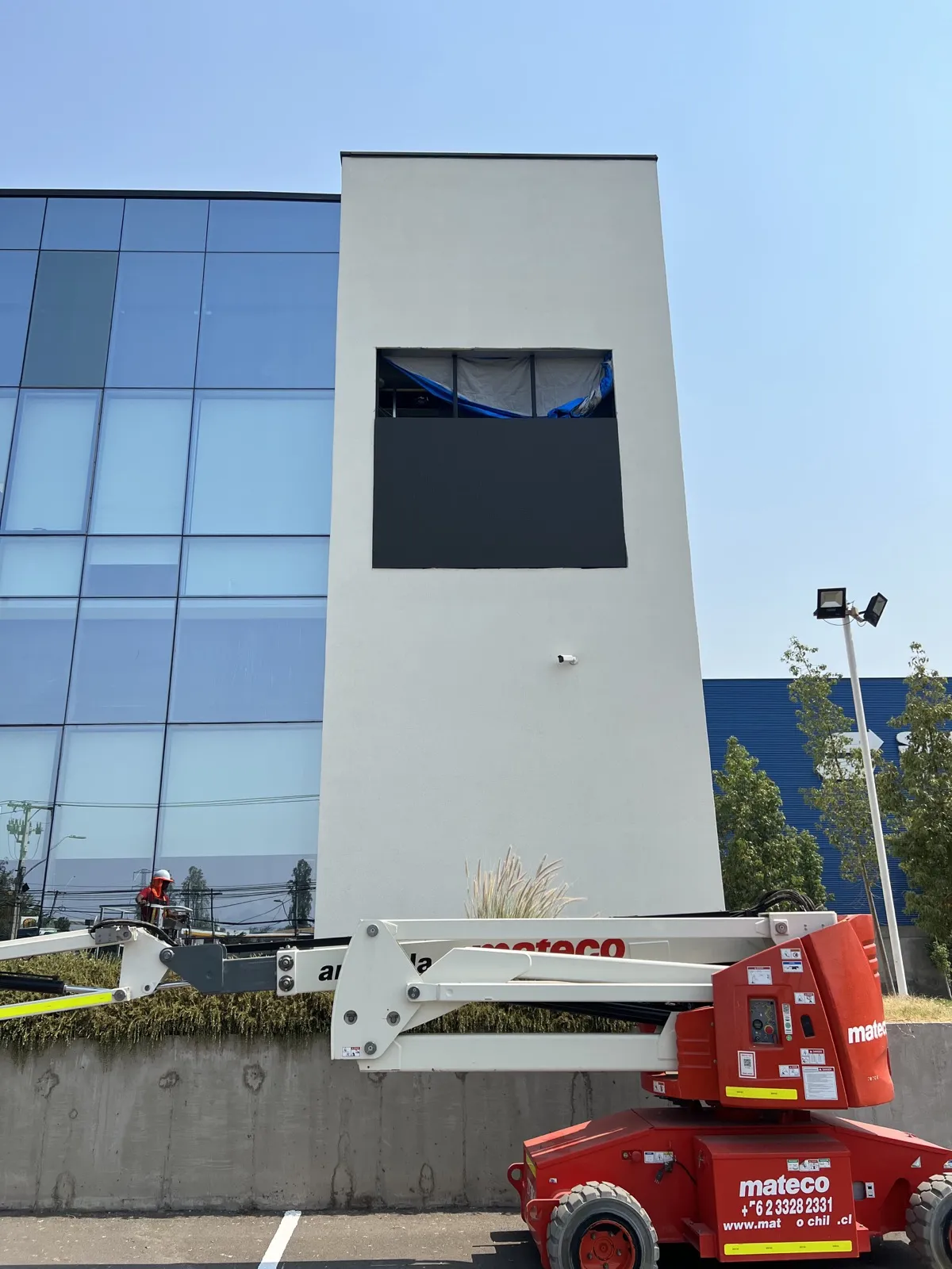 Simma: Pantalla LED en fachada y obras civiles